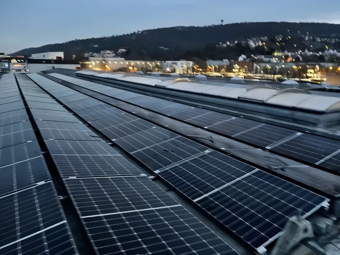 PV-Modulreihen auf einem Flachdach in der Abenddämmerung — Projekt von Elektro König