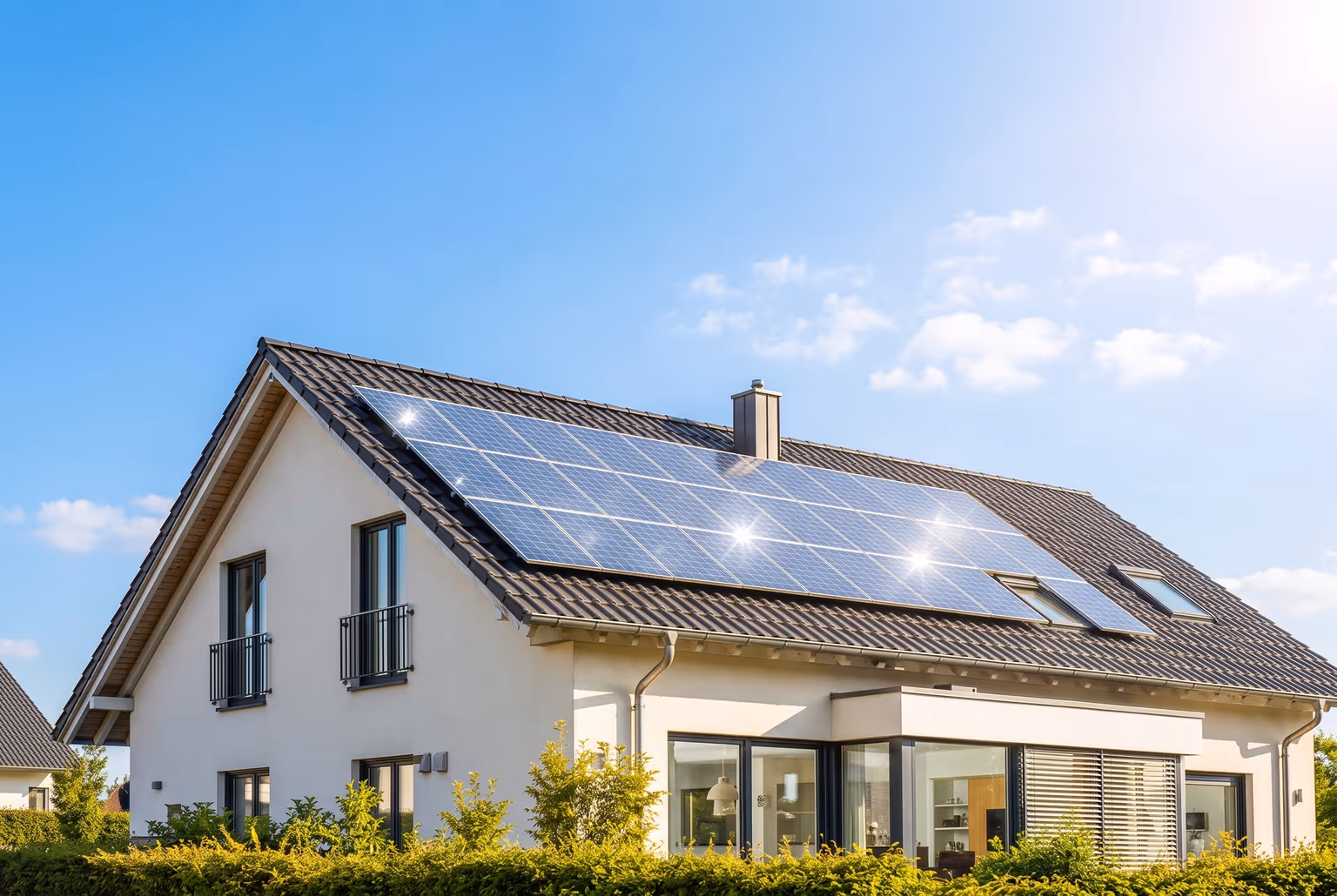 Einfamilienhaus im Remstal mit Photovoltaik-Dach bei Tageslicht